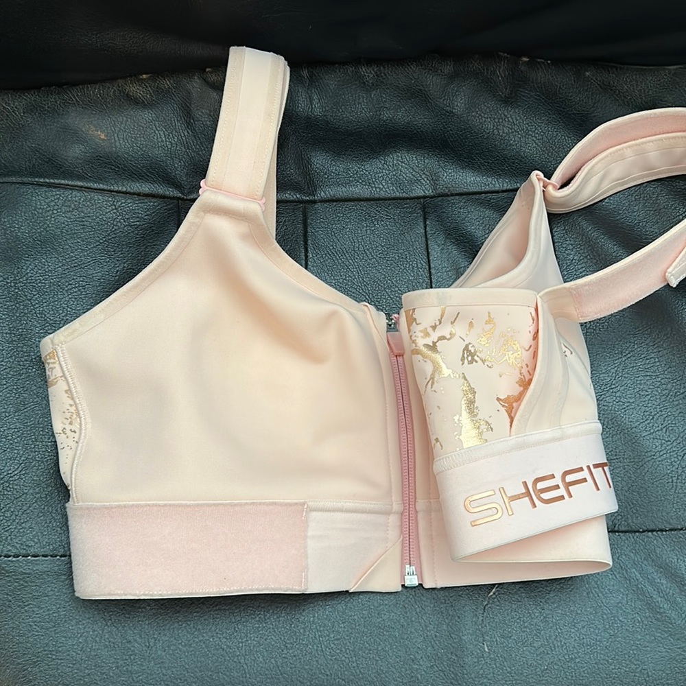 She fit 1Luxe. Light pink with gold on back